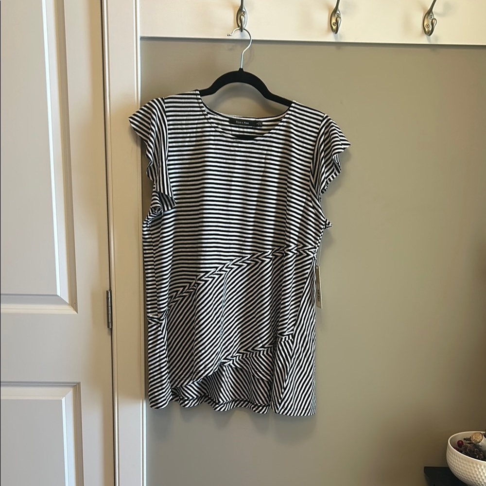 Doe & Rae Black and White Asymmetrical Tiered Cap Sleeve Blouse